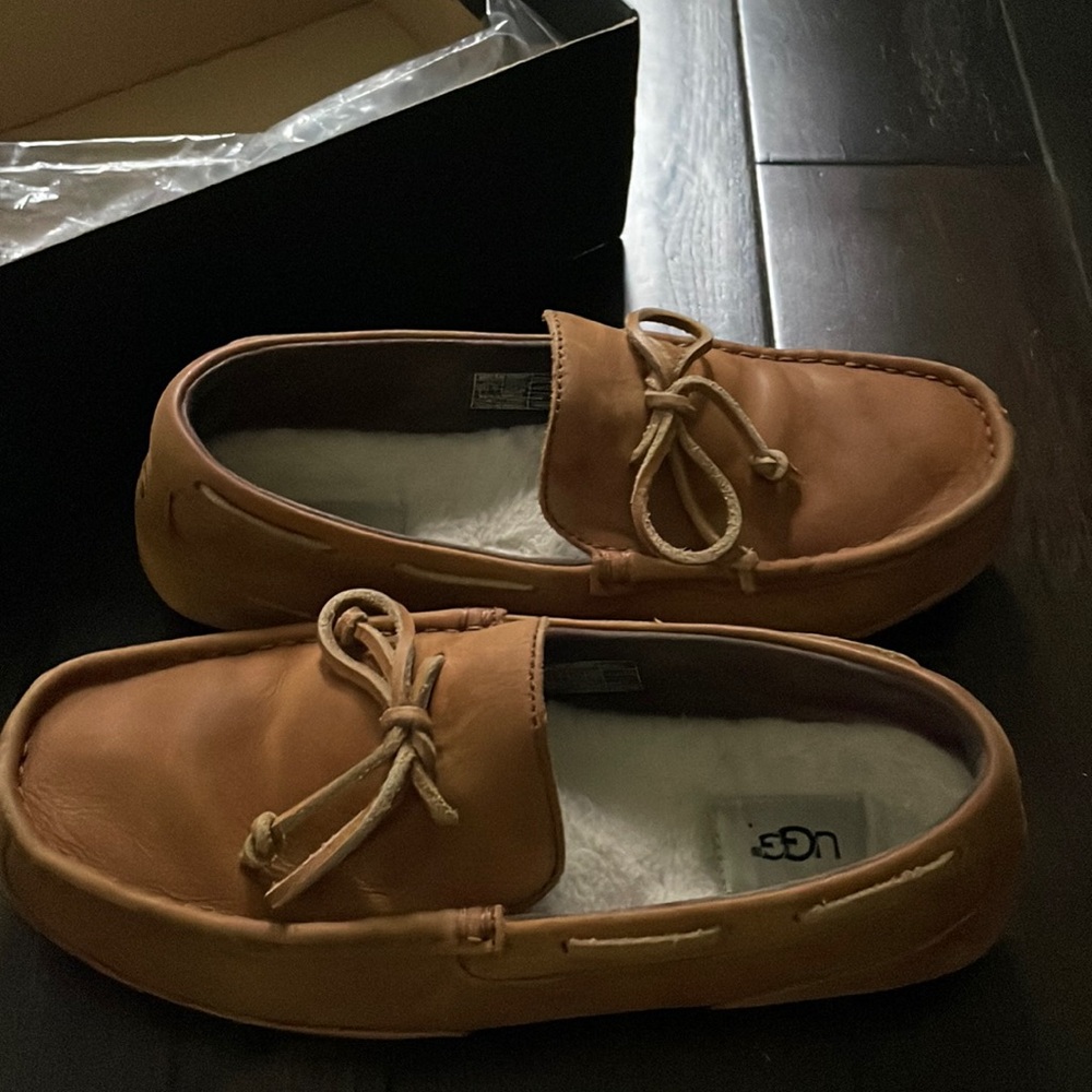 Men’s Ugg leather shoes size 8 brand new
